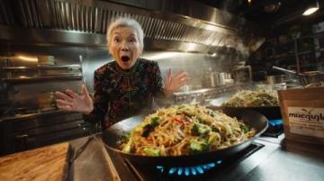 岳云鵬在百?gòu)N大戰(zhàn)節(jié)目中因廚房衛(wèi)生問(wèn)題棄食高價(jià)揚(yáng)州炒飯