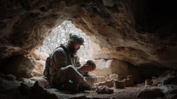 男子在溶洞中被困5天5夜，靠著魚類生存。