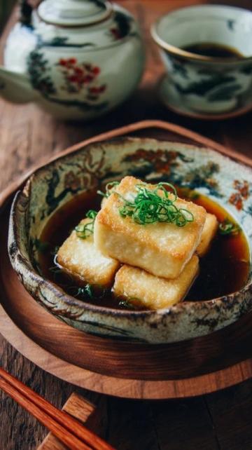 表皮金黃酥脆，內里嫩滑鮮美的特色豆腐佳肴