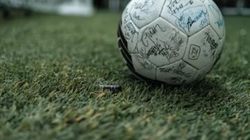 中超賽場(chǎng)風(fēng)云再起:裁判判罰引熱議,爭(zhēng)議不斷影響比賽走向