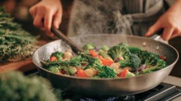 當然可以!以下是一篇以抖音頭條美食博主身份,適合爆款的農家小炒肉文章