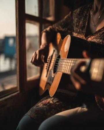 手小的人適合學(xué)吉他嗎