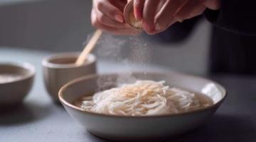 深夜面香：一碗咸香干面背后的傳統堅守與網絡傳奇