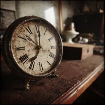 清晨六時五十二 分的鐘響成了起程序曲