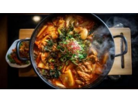 蔥油燜雞一碗家的味道，藏著多少溫暖與堅持？