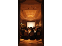 今日午宴，貴賓光臨，領導提議新地用餐