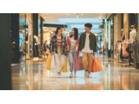 外國(guó)人大批來(lái)華旅游購(gòu)物