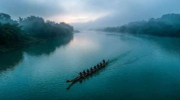 穿過(guò)千島湖的美麗瞬間