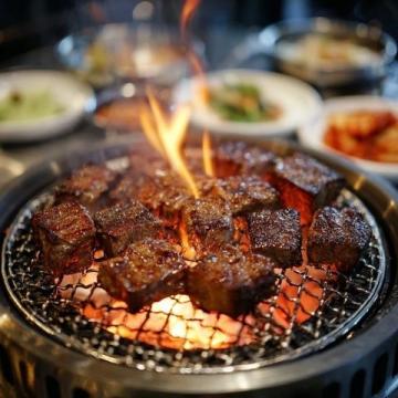 火把節特色美食：彝族傳統肉類佳肴與野生菌盛宴