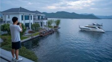 穿過(guò)千島湖的美麗瞬間