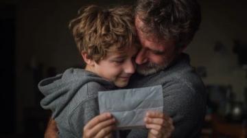 一句刺耳的話語戳痛了父母的心：沒錢為什么要生孩子？