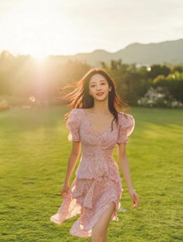 粉衣漫步:林薇的時尚味蕾之旅