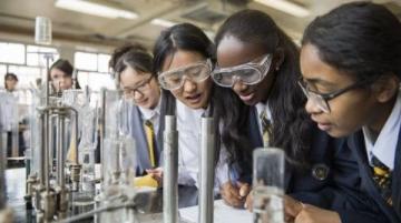 物化地（物理、化學、地理）組合的女生在專業選擇上具備較強的理科基礎和跨學科優勢