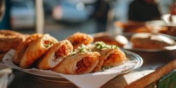 鞏義人愛吃的萬能卷餅，一張薄如紙、筋如膠的烙饃，卷上時令小菜，是鞏義人家的溫情符號。