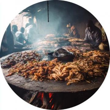 鞏義人愛吃的萬能卷餅，一張薄如紙、筋如膠的烙饃，卷上時令小菜，是鞏義人家的溫情符號。