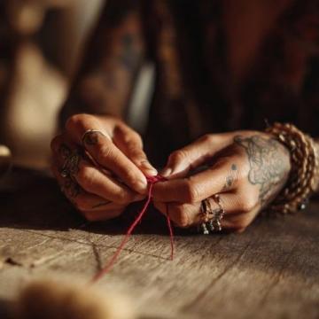 善良積累下的無(wú)形線:每個(gè)人都是自己福報(bào)的編織者