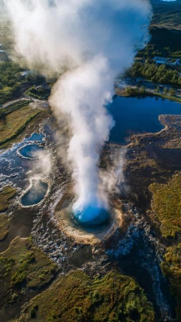 日出時(shí)刻：黃石國(guó)家公園間歇泉噴發(fā)，攝影之旅揭秘美國(guó)西部壯麗風(fēng)光