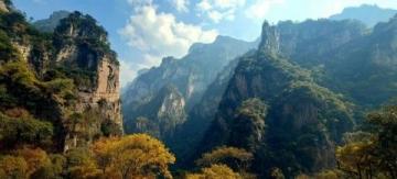 張家界大庸：探尋山水間的極致風(fēng)味——從土家三下鍋到巖耳燉土雞的自然交響樂