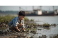 清遠地震逃生奇聞：干飯男孩邊跑邊打包，背后故事暖心又爆笑