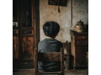 離異家庭中的溫暖與困境：男孩與弟弟的寄居生活