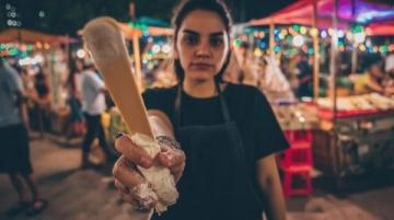 陳慧琳大排檔大口吃面，真爽！