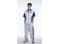 近日，湖南長沙長郡中學一校友發帖稱，繼前幾天被拉夫勞倫版雅禮校服刷屏之后