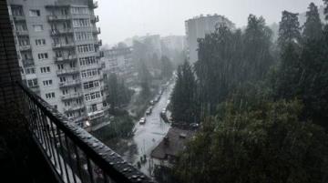 下午一場暴雨，瞬間將熱浪驅(qū)散，杭州的最高溫度降至37度